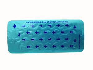 Concepto de medicación y salud. Medicamento anticonceptivo oral. 21 pastillas blancas consisten en etinilestradiol 0,03 mg. y levonorgestrel 0,15 mg. y 7 pastillas amarillas de placebo, que están en blíster azul, para el control de la natalidad. Concepto de problema de aborto. Aislado sobre fondo blanco, trazado de recorte y espacio de copia.