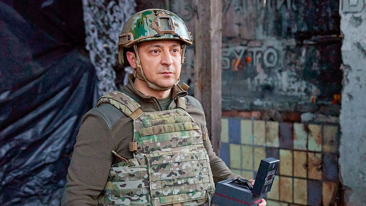 La falta de intervención de Occidente llevó a Volodímir Zelenski,  presidente de Ucrania, a asegurar que el mundo dejó solo a su país.Zelensky visitó las tropas fronterizas en Donetsk, el 17 de febrero de 2022.