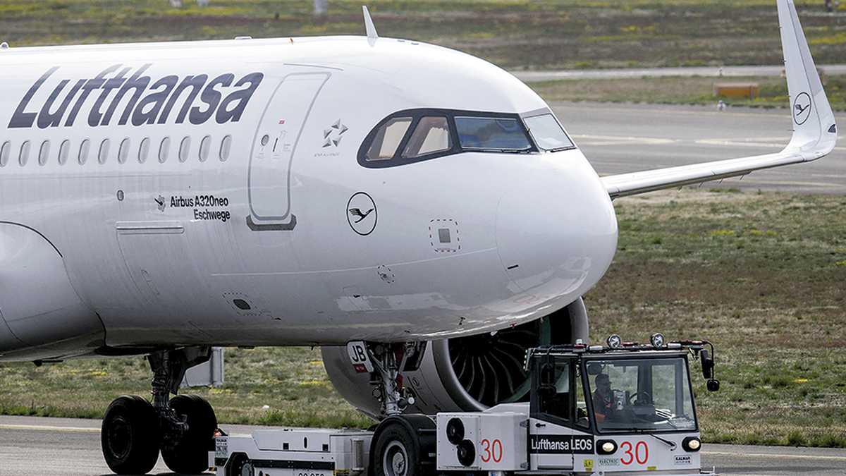 La aerolínea Lufthansa cambiará sus políticas buscando ser igualitaria. - Foto: Boris Roessler / AFP