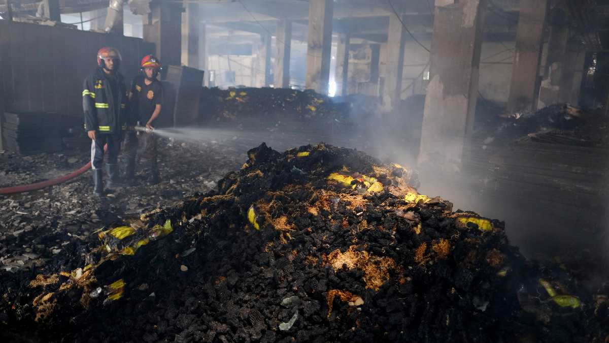 Más de 50 muertos deja el incendio en fábrica de alimentos en Bangladés