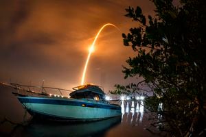 Una exposición prolongada muestra una raya en el cielo sobre un bote abandonado desde el lanzamiento de un cohete Falcon 9 y 60 satélites Starlink desde el Complejo de Lanzamiento 40 en la Estación de la Fuerza Espacial de Cabo Cañaveral, la madrugada del miércoles 24 de marzo de 2021 en Puerto Cañaveral en Florida. El lanzamiento de las 4:28 a.m. del miércoles por la mañana iluminó los cielos de la Costa Espacial con el aterrizaje de refuerzo en la nave de aviones no tripulados Por supuesto que todavía te amo. Exposición de dos minutos y medio del lanzamiento. (Malcolm Denemark / Florida Today vía AP)
