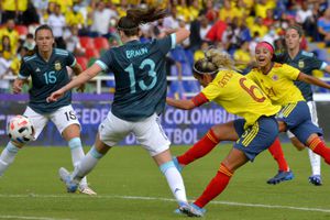Imagen de un duelo amistoso entre la Selección Colombia Femenina con su similar de Argentina en el Pascual.
