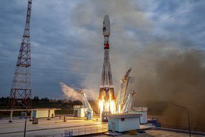 El cohete Soyuz-2.1b con la estación automática de aterrizaje lunar Luna-25 despega de una plataforma de lanzamiento en el Cosmódromo Vostochny en el Lejano Oriente ruso el viernes 11 de agosto. 2023.
