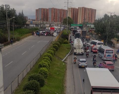 Bicitaxistas bloquean entrada y salida de Bogotá por la calle 13.