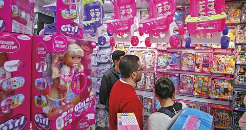 En zonas como San Victorino, en Bogotá, están optimistas con las ventas para Navidad. Se esperaba que por su éxito cinematográfico las figuras de Barbie y de Mario Bros fueran los protagonistas de la temporada, pero siguen reinando los juguetes tradicionales.  