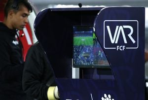 Cabina del VAR durante un partido en el estadio El Campín de Bogotá.