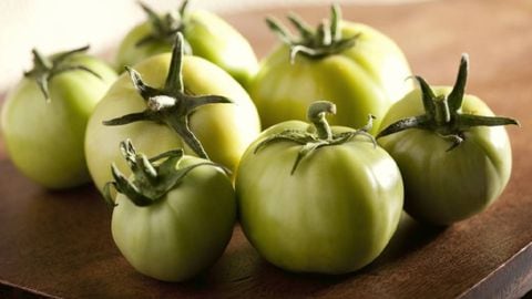 El tomate verde contiene tomatidina, un nutriente que según los expertos ayuda a evitar el sobrepeso y la obesidad. Foto: Getty images.