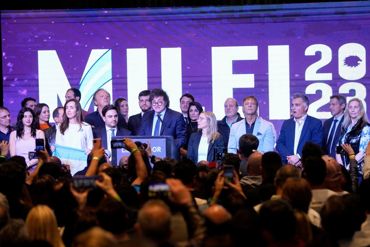Javier Milei, candidato presidencial de la coalición Liberty Advances, habla en su sede de campaña después del cierre de las urnas para las elecciones generales en Buenos Aires, Argentina, el domingo 22 de octubre de 2023.