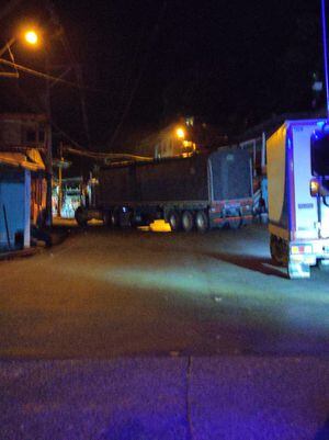 Bloqueado el tránsito entre Medellín y la Costa Caribe por tractomula ubicada por ilegales.