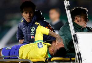 Neymar tras sufrir su lesión de rodilla en Montevideo