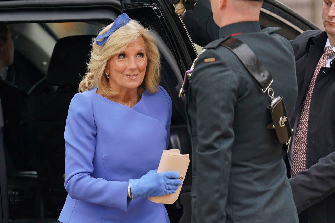 La primera dama de Estados Unidos, Jill Biden, llega a la Abadía de Westminster antes de la ceremonia de coronación del rey Carlos III