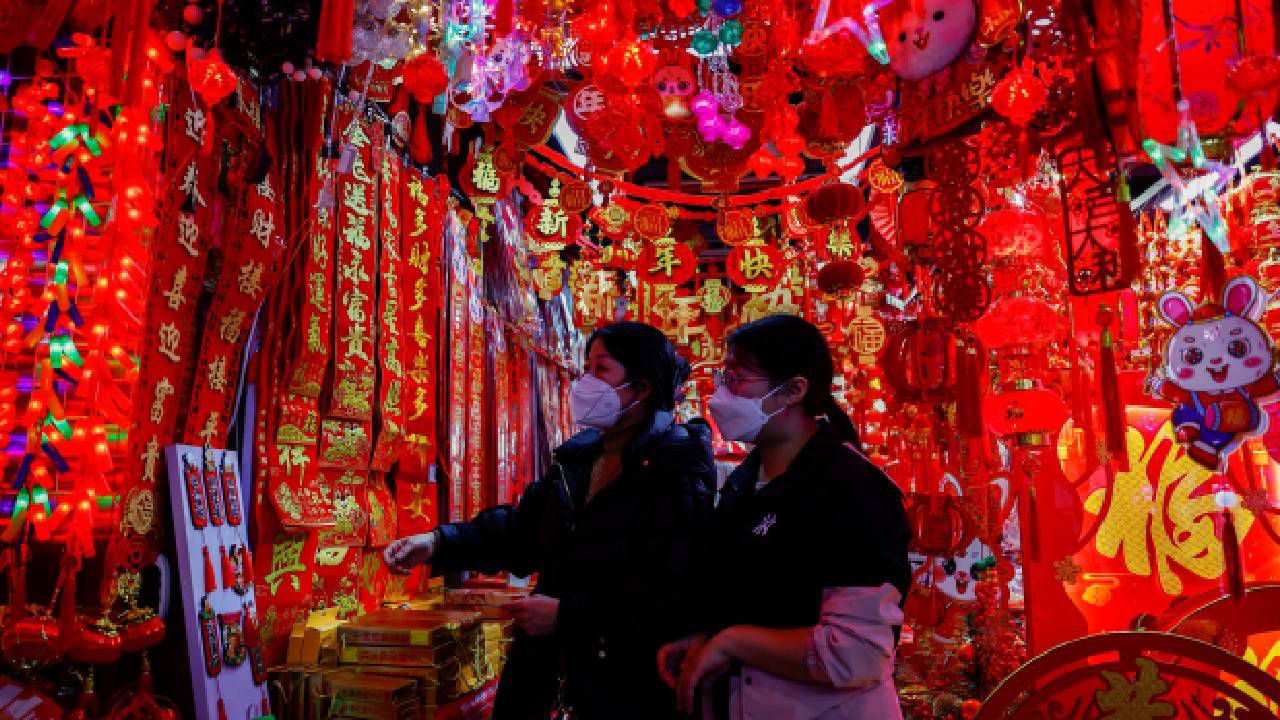 Los clientes compran en un mercado que vende adornos del Festival de Primavera antes del Año Nuevo Lunar chino en Beijing.