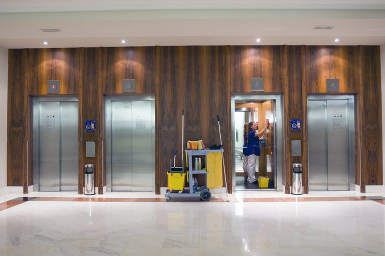 Imagen de una mujer limpiando ascensores en un edificio. (ISO 100) Todas mis imágenes se han procesado en 16 bits y se han transferido a 8 antes de cargarlas.