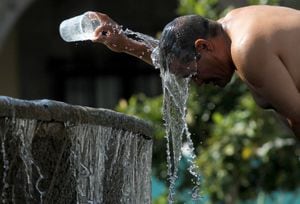 Un hombre se refresca con agua de una fuente de agua durante uno de los días más calurosos de la tercera ola de calor en Guadalajara, estado de Jalisco, México.