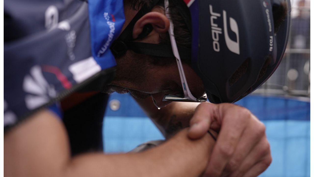 Las lágrimas de Thibaut Pinot al perder con Einer Rubio la etaa 13 del Giro