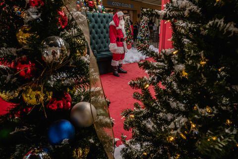 Papá Noel se encuentra en un set en el centro comercial St. Matthews el 22 de diciembre de 2023 en Louisville, Kentucky. (Foto de Jon Cherry/Getty Images)