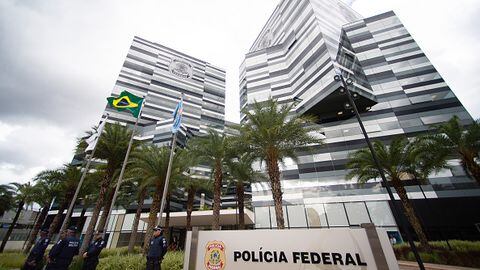 La policía informó además que la operación incluyó 16 órdenes de allanamiento, en Brasilia y Río de Janeiro, y seis órdenes de arresto. (Photo by Andressa Anholete/Getty Images)
