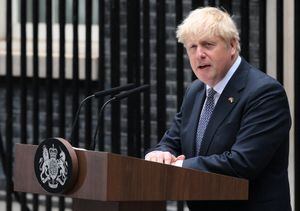 El primer ministro británico, Boris Johnson, hace una declaración frente al número 10 de Downing Street en el centro de Londres el 7 de julio de 2022. - Johnson renunció como líder del Partido Conservador, después de tres tumultuosos años en el cargo marcados por el Brexit, el covid y los crecientes escándalos. (Foto de Daniel LEAL / AFP)