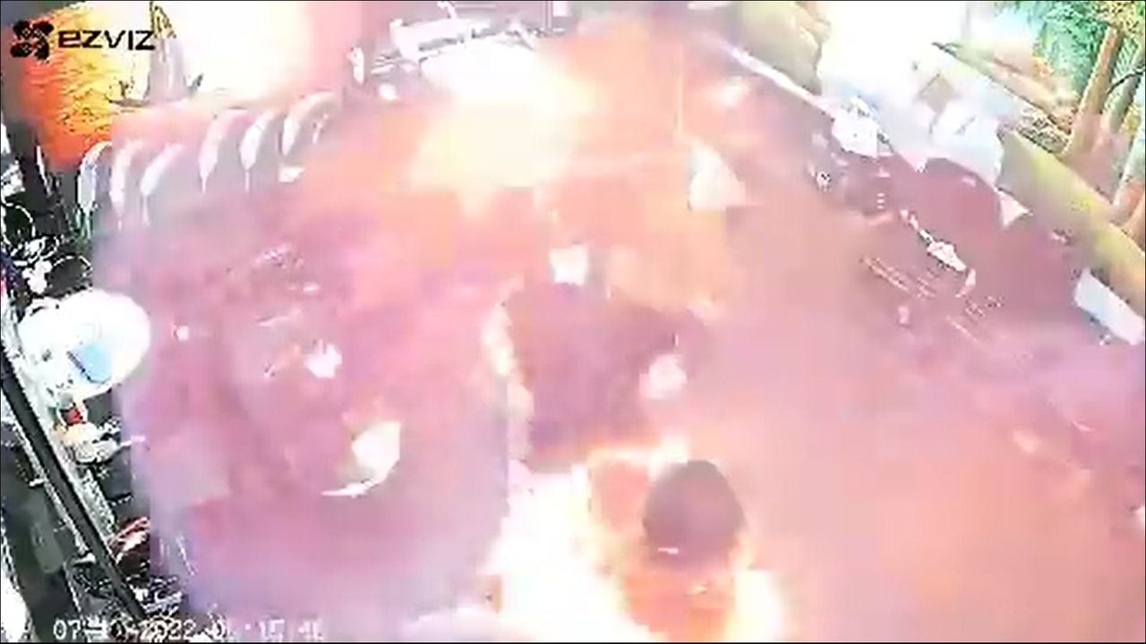 Cámara de seguridad capta el momento de una explosión al interior de una peluquería