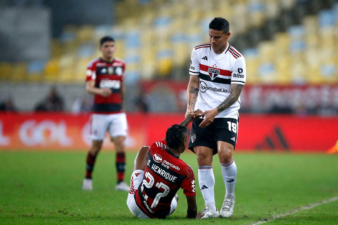 RIO DE JANEIRO, BRAZIL - AUGUST 13: James Rodriguez of Sao Paulo helps Bruno Henrique of Flamengo  during the match between Flamengo and Sao Paulo as part of Brasileirao 2023 at Maracana Stadium on August 13, 2023 in Rio de Janeiro, Brazil. (Photo by Wagner Meier/Getty Images)