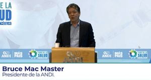 Bruce Mac Master, presidente de la Andi, durante la instalación del foro de la salud.