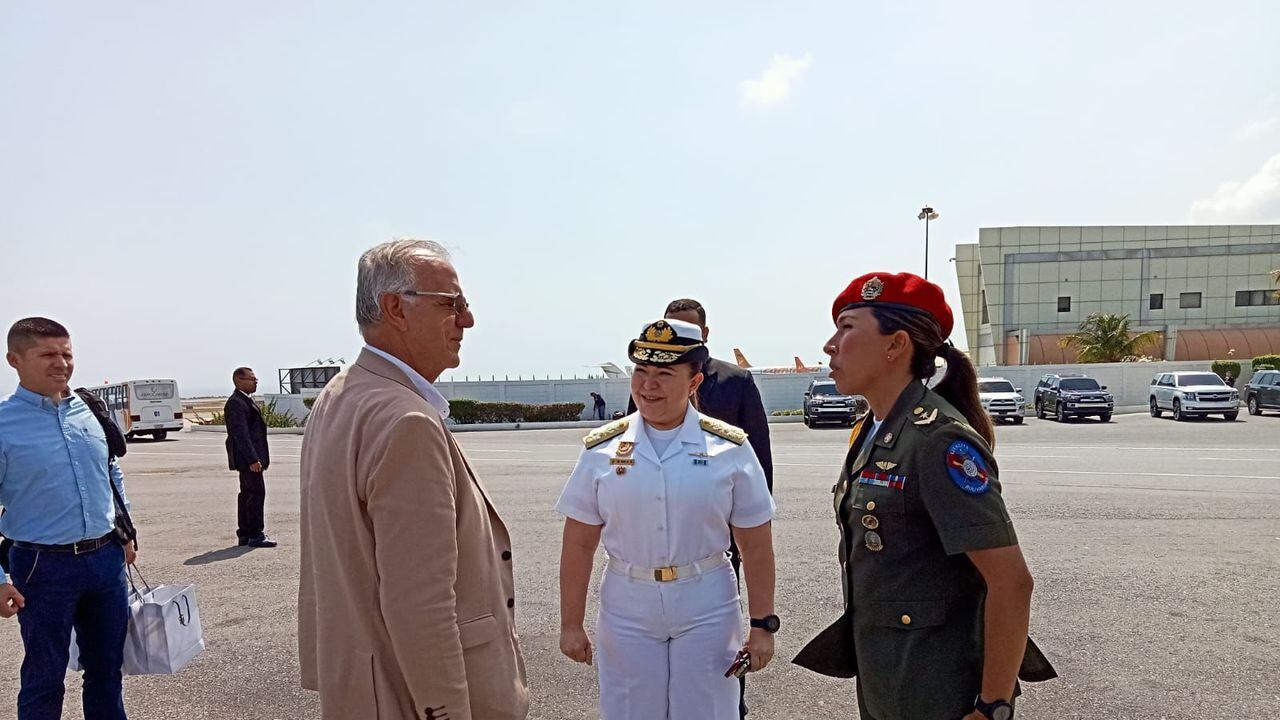 El ministro de Defensa, Iván Velásquez, llegó a Venezuela para reunirse con su par Vladimir Padrino, quien le devolverá a Colombia tres lanchas artilladas de la Armada, que tenían en su poder desde el 2020.