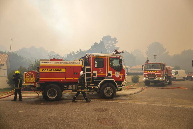 Los cuerpos de bomberos tratan se sofocar los terribles incendios que se presentan en varias zonas boscosas de Francia