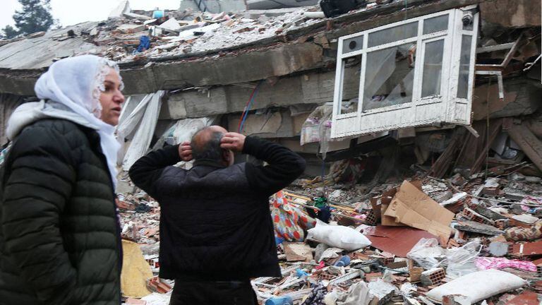 La gente busca sobrevivientes bajo los escombros tras un terremoto en Diyarbakir, Turquía, 6 de febrero de 2023