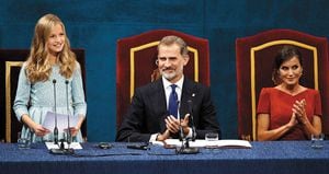 La infanta fue interrumpida varias veces con clamorosas ovaciones durante su primer discurso como futura reina de España en el Teatro Campoamor, en Oviedo, donde se entregaron los Premios Princesa de Asturias. Junto a ella, su padre, el rey Felipe VI, y su madre, la reina Letizia.