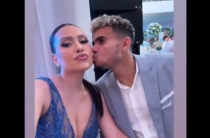 El futbolista colombiano arribó a Colombia con su novia y celebró al lado de sus padres.