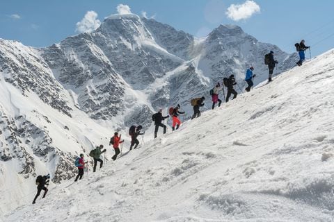 Varias personas que aspiran a alcanzar los 8.849 metros de la cima más alta del mundo.
