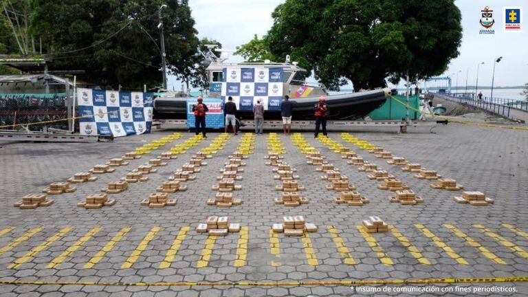 Tres ecuatorianos pretendían sacar por el Pacífico colombiano más de una tonelada de cocaína envuelta en papel celofán