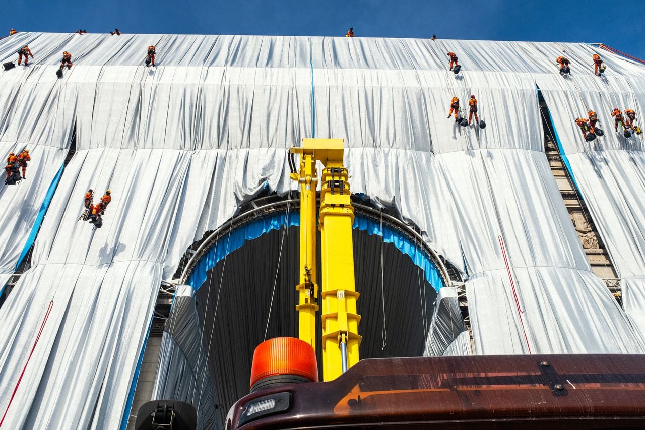 Ropes are being installed to secure and contour the fabric on the Arc de Triomphe
Paris, September 13, 2021
—
Lubri