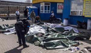 Varios cuerpos sin vida de civiles yacen en el suelo en la estación de trenes de Kramatorsk, Ucrania, tras un ataque con cohetes el ejército ruso