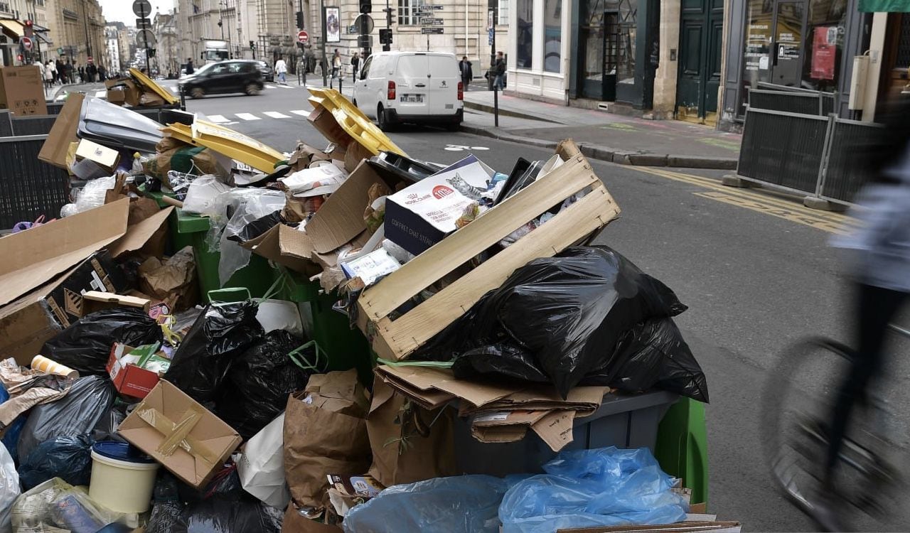 Los residuos en París, Francia, no están siendo recogidos, debido a la huelga de los recolectores de basura de la ciudad