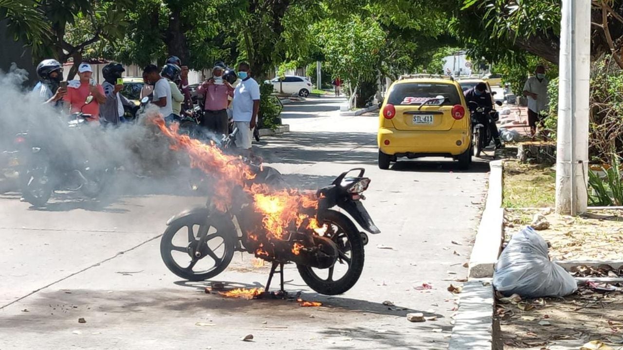 Ciudadania incinera la moto de presuntos atracadores en Barranquilla