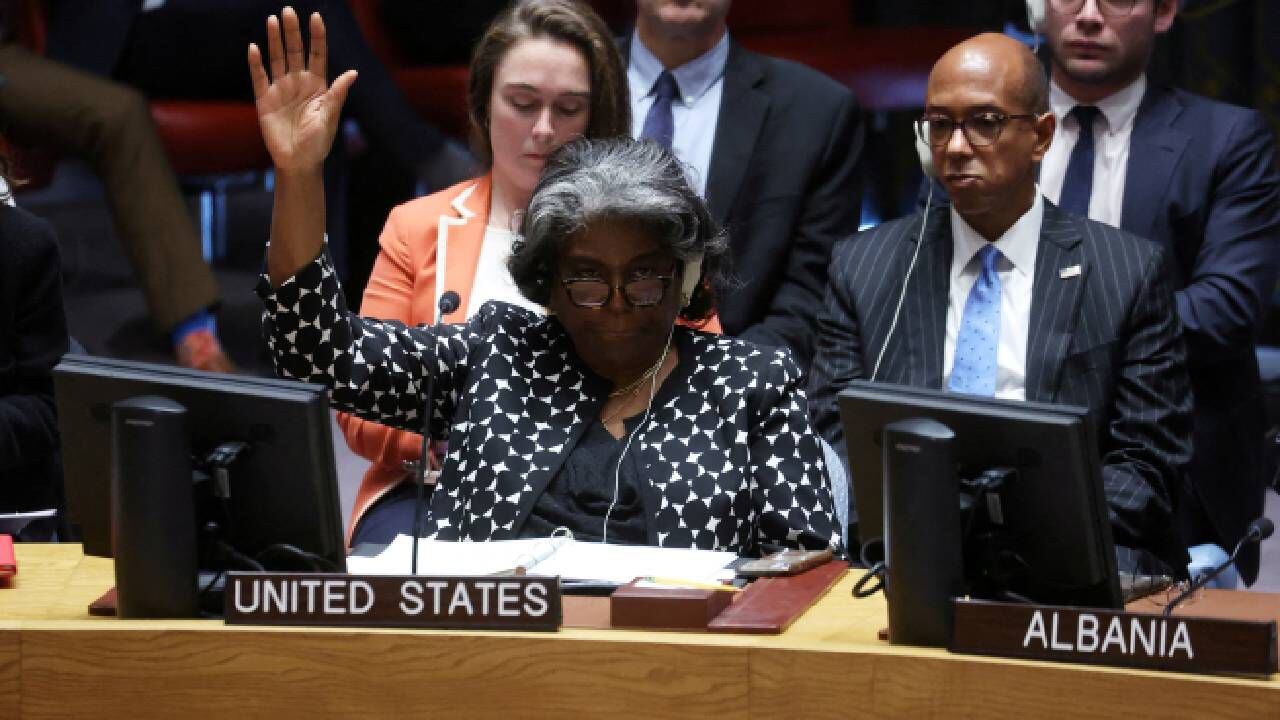 La embajadora de Estados Unidos ante las Naciones Unidas , Linda Thomas-Greenfield, vota en contra de un proyecto de resolución patrocinado por Brasil.