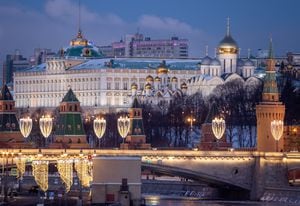 El Gran Palacio es el edificio más grande del milenario kremlin, que en ruso significa 'fortaleza dentro de la ciudad'. Data de 1849, tiene 25.000 metros cuadrados y 700 habitaciones.