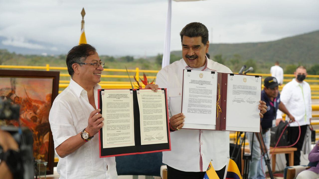 Presidente Gustavo Petro y Nicolás Maduro firmando un acuerdo comercial