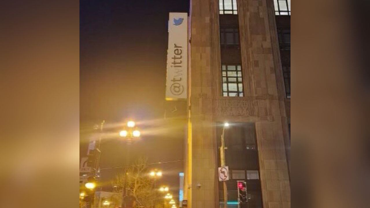 Sorpresa por el retiro de la W al letrero de Twitter en las oficinas de la compañía