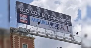 Valla de Miguel Uribe contra el petrismo.