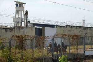 Mounted policemen stand guard outside a prison in Guayaquil, Ecuador, on September 29, 2021, after a riot occurred. - Thirty prisoners were killed and 47 wounded in a battle between armed inmates aligned to rival gangs at a jail in Ecuador's largest city Tuesday, officials said. (Photo by Fernando MENDEZ / AFP)