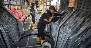 Antes de comenzar el simulacro de aislamiento preventivo decretado por la alcaldesa de Bogotá, Claudia López, TransMilenio comenzó a llevar a cabo jornadas nocturnas de limpieza y desinfección en los principales portales y estaciones. Foto: Juan Carlos Sierra-SEMANA