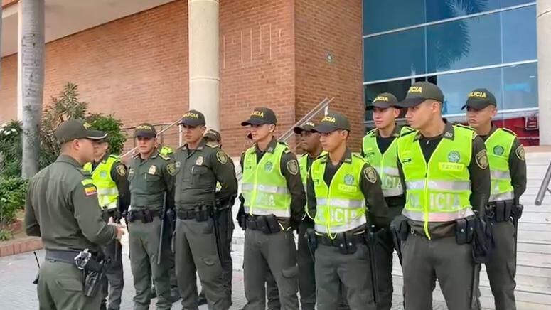 Escuadrón de la Policía recorre centros comerciales en Barranquilla, realizando requisas y otros procedimientos.
