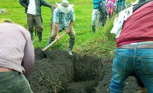 Habitantes de Jicaramata cavaron una rumba y enterrar el cuerpo ante la negativa de las autoridades de trasladarse a la zona.
