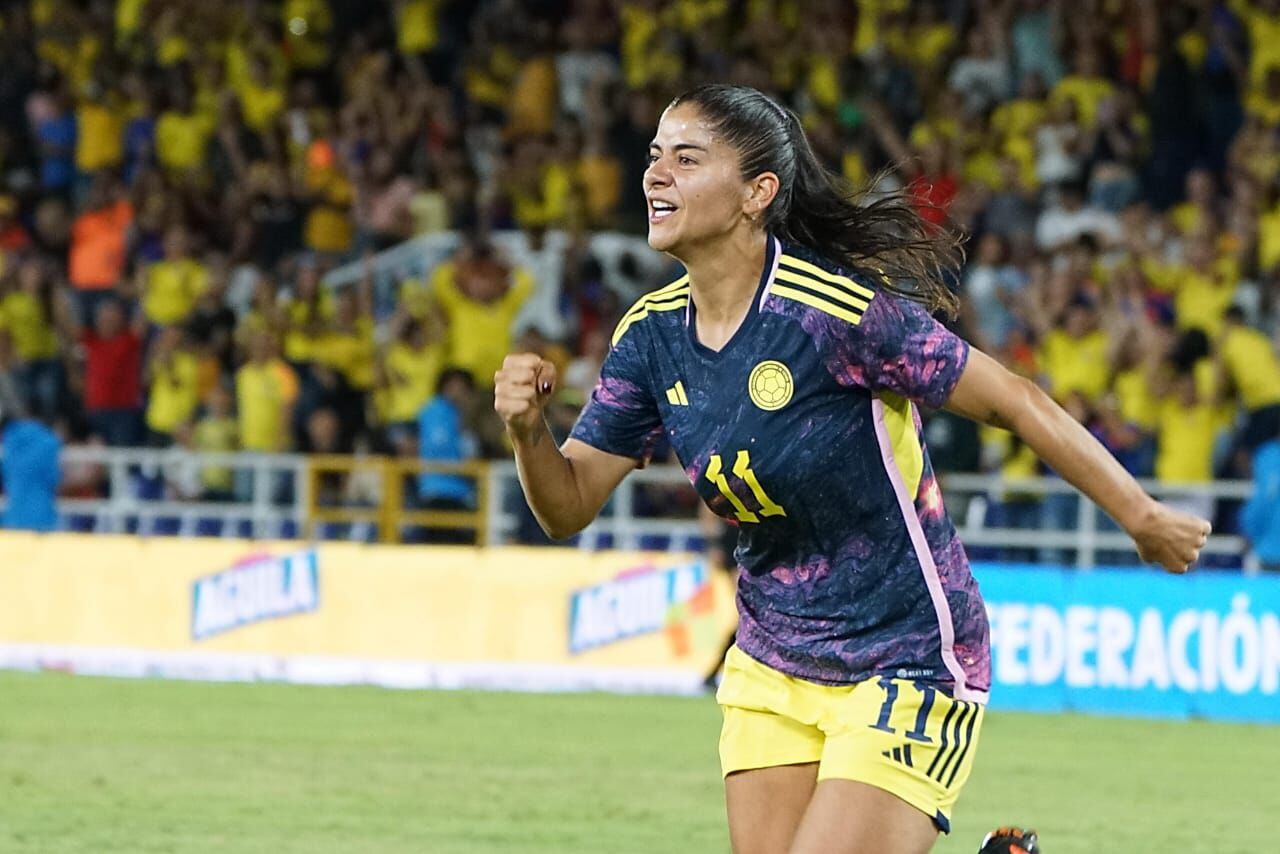Catalina Usme celebra un gol frente a Panamá