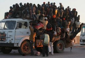 Decenas de trabajadores extranjeros de Nigeria, Ghana, y otros países africanos, amontonados en un camión, tratan de salir de la agitada ciudad de Misrata, Libia. El éxodo se presentó en abril, en medio de los enfrentamientos entre los gobiernistas y los rebeldes opositores al regimen de Muammar Gaddafi. 