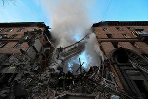 Los rescatistas trabajan en un edificio residencial que resultó gravemente dañado por un ataque con misiles rusos, en medio de su ataque a Ucrania, en Zaporizhzhia, Ucrania, el 6 de octubre de 2022.