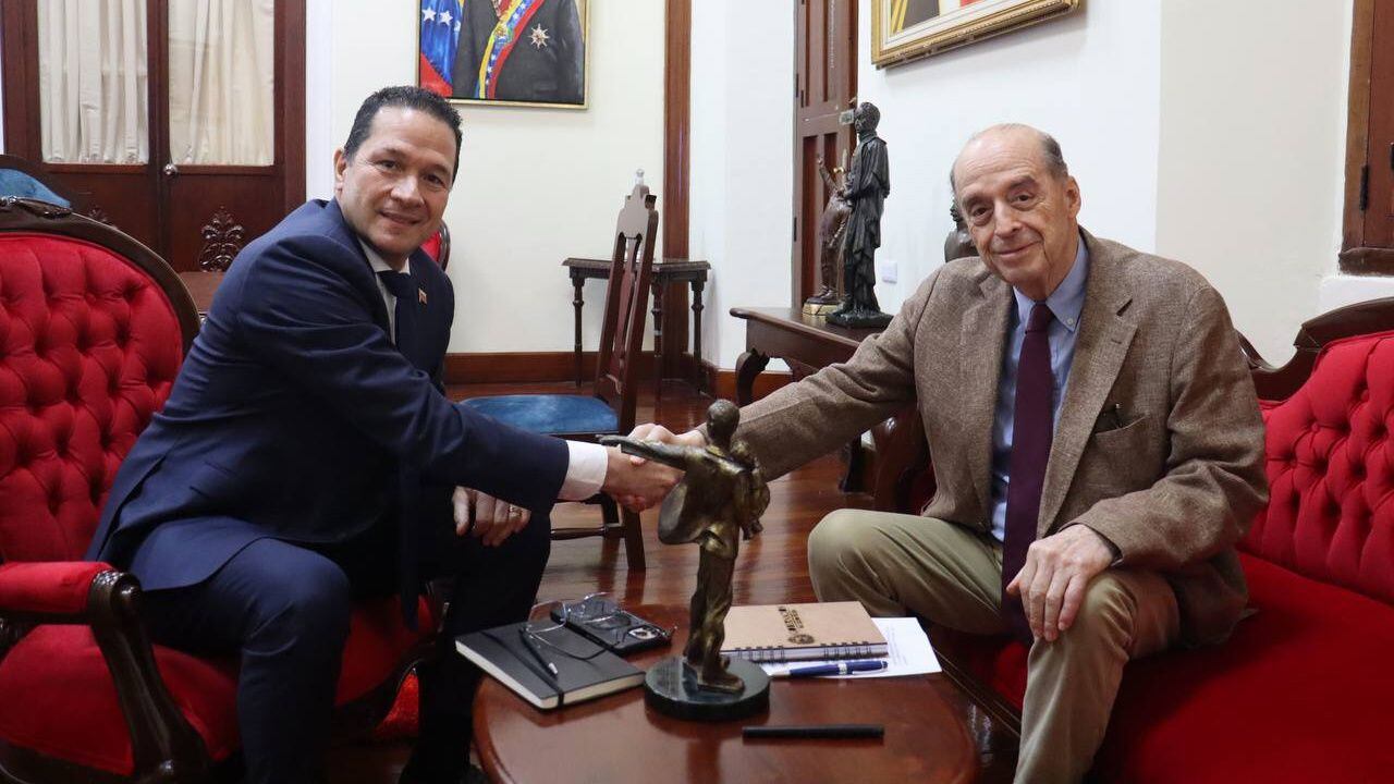 El canciller designado Álvaro Leyva se reunió con quien sería su homólogo venezolano, Carlos Faria.