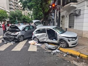 Las autoridades, que iniciaron las investigaciones, señalaron que el accidente se produjo en una de las esquinas de la intersección de la avenida Juan Bautista Alberdi y Malvinas Argentinas, del barrio de Caballito.